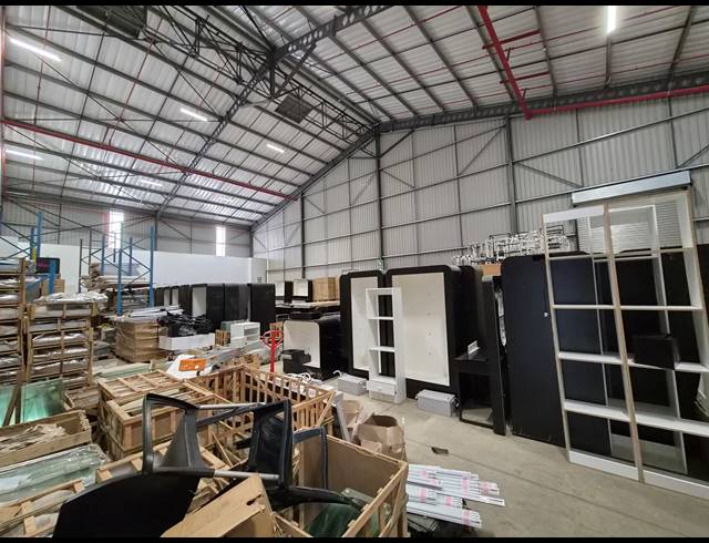 3,500M² WAREHOUSE TO LET IN LONGLAKE